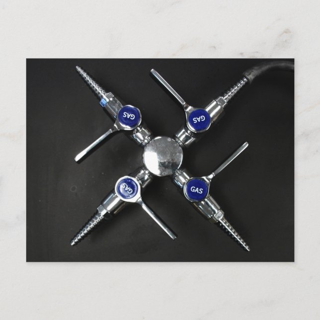 Cartão Postal Válvulas de gás de laboratório no banco de laborat (Frente)