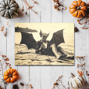 Cartão Postal Vampiro Vintage Assustador na praia de verão