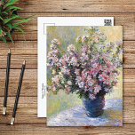 Cartão Postal Vase das Flores Claude Monet<br><div class="desc">Cartaz de arte fino com a pintura de natureza morta,  Vase of Flowers (1881-1882),  de Claude Monet (1840-1926). Um vaso azul em uma mesa com flores cor-de-rosa silvestre no estilo impressionista.</div>