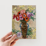 Cartão Postal Vase decorado com anêmonas | Louis Valtat<br><div class="desc">Vase decorado com anêmonas e margaridas amarelas de Savannah | Vase décoré aux anémones et marguerites jaunes de savane (cerca de 1908) | Arte original do artista francês Louis Valtat (1869-1952). A pintura retrata uma vida estática de lindas flores em um vaso. Use as ferramentas de design para adicionar texto...</div>