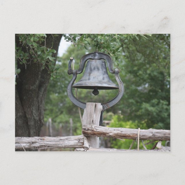 Cartão Postal Velho Bell em uma Cerca (Frente)