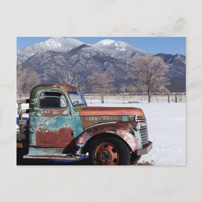 Cartão Postal Velho caminhão sentado no campo (Frente)