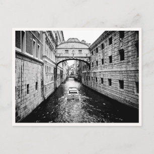 Cartão Postal Veneza Itália Barco no Canal Preto e Branco