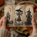 Cartão Postal Vintage Bruxas de Antigas Desocupações do Dia das<br><div class="desc">Este design pode ser personalizado escolhendo a opção Editar Design. Você também pode transferir para outros itens. Entre em contato comigo em colorflowcreations@gmail.com ou use a opção de bate-papo no topo da página se você quiser ter este design em outro produto ou precisar de assistência com este design. Veja mais...</div>