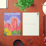 Cartão postal Vintage do Parque Nacional de Canyon<br><div class="desc">Vetor trabalho de arte de Canyonlands. O parque é conhecido por sua dramática paisagem desértica esculpida pelo Rio Colorado. A ilha no Céu é uma mesa imensa,  plana,  com uma visão panorâmica.</div>