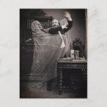 Cartão Postal Vintage Funny Spooky Victorian Ghost Portrait Post<br><div class="desc">Uma fotografia engraçada e assustadora da era vitoriana de um homem assustado por um fantasma.</div>