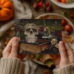 Cartão Postal Vintage Halloween - Cena de Descamação - Ephemera<br><div class="desc">Este design pode ser personalizado escolhendo a opção Editar Design. Você também pode transferir para outros itens. Entre em contato comigo em colorflowcreations@gmail.com ou use a opção de bate-papo no topo da página se você quiser ter este design em outro produto ou precisar de assistência com este design. Veja mais...</div>