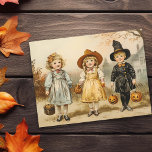 Cartão Postal Vintage Halloween Trick ou Treine<br><div class="desc">Este design pode ser personalizado escolhendo a opção Editar Design. Você também pode transferir para outros itens. Entre em contato comigo em colorflowcreations@gmail.com ou use a opção de bate-papo no topo da página se você quiser ter este design em outro produto ou precisar de assistência com este design. Veja mais...</div>