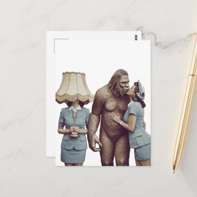 Cartão Postal Vintage Lady Kissing Sasquatch (Frente/Verso In Situ)