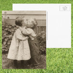 Cartão Postal Vintage Love Foto de Crianças Beijando em um Jardi<br><div class="desc">Foto da sépia branca e preta de duas crianças se beijando no jardim. Uma fotografia adorável de um menino e de uma menina e do seu primeiro beijo. Querido da juventude e da inocência.</div>