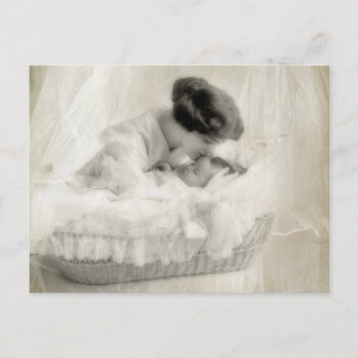 Cartão Postal Vintage Mãe beijando bebê em Bassinet