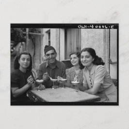 Cartão Postal Vintage photo of people eating ice cream