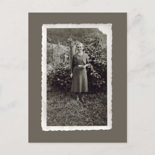 Cartão Postal Vintage Postcard - Jovem mulher na vinha (Frente)