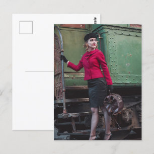 Cartão Postal Vintage retro mulher na estação de trem