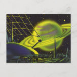 Cartão Postal Vintage Science Fiction Neon Green Planet w Rings<br><div class="desc">Ilustração vintage: planetas futuristas de ficção científica e imagem espacial. Uma estação espacial com aliens astronautas numa lua com vista a um grande planeta verde neon com anéis. Um clássico design de quadrinhos retrô de ficção científica.</div>
