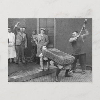 Cartão Postal Vintage Strongman Rock Trick