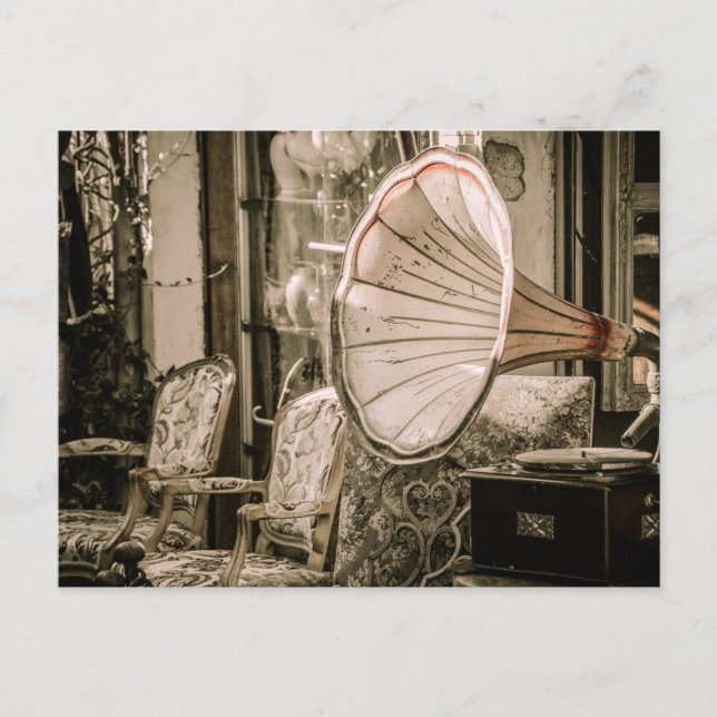 Cartão Postal Vintage Velha Mobília e Gramofone (Frente)