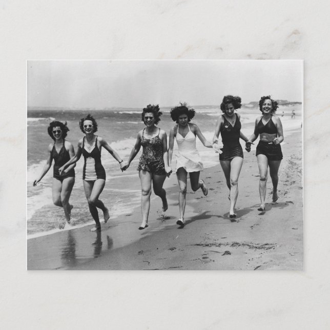Cartão Postal Vintage Women Running na praia (Frente)