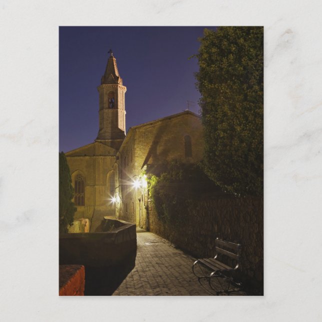 Cartão Postal Visão noturna da igreja ao anoitecer, Pienza, Itál (Frente)