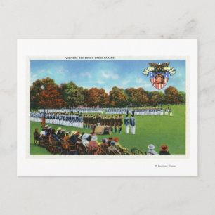 Cartão Postal Visitantes Revisando uma Parada de Vestido