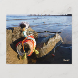 Cartão Postal Vissende Fubby op een blikje aan de waterkant.