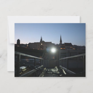 Cartão Postal Vista de Wasserburg Altstadt com navio em Dusk