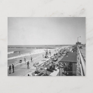 Cartão Postal Vista elevada para o Promenade e a praia em B&W