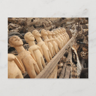 Cartão Postal Voodoo Puppen am Fetisch Markt, Westafrika