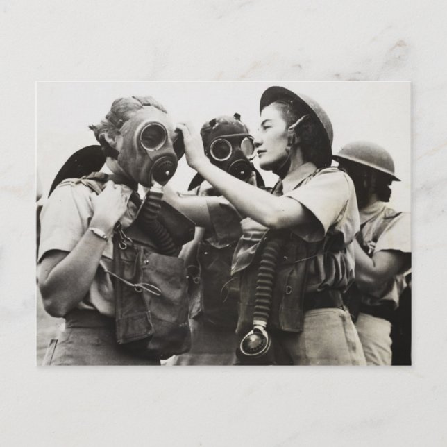 Cartão Postal WAAF vestindo máscaras de gás (Frente)