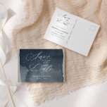 Cartão Postal Wash Watercolor De Script Elegante Salva A Data<br><div class="desc">A nossa coleção "Wash Watercolor" apresenta lavagens em duas cores, aço burgundy e azul com fundo complementar. O layout de texto é moderno com uma combinação de script elegante e fonte serif. Esta coleção é adequada para as comemorações do casamento e produtos pessoais e de escritório lindamente elegantes. Verifique em...</div>