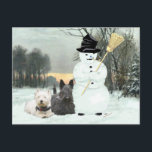 Cartão Postal Westie & Scottie Construa um Snowman<br><div class="desc">Sim,  eles construíram eles mesmos! Este Westie e Scottie estão passando um feliz dia de inverno juntos! Você tem um Westie e Scottie,  nós temos! Estas designs são criadas do meu trabalho artístico original e estão disponíveis em roupas,  novidade e presentes! Aproveite!</div>