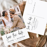 Cartão Postal White com Letra de Mão Editável Salvar a Data Foto<br><div class="desc">Foto moderna e elegante Guarde o Cartão de Casamento de Data. O cartão de convite para salvar a data inclui tipografia branca com Mão-esticada e chic e design simples em um fundo branco para o qual você pode adicionar sua fotografia personalizada de noivado.</div>