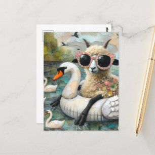 Cartão Postal Wooly Sheep gosta de flutuar em um lago com Cisnes