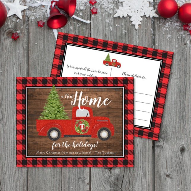 Cartão Postal Xadrez de Caminhão Vermelho Russo Movendo Madeira (Rustic Christmas Red Truck on Wood & Red/Black Buffalo Plaid New Home Moving Announcement Post Card)
