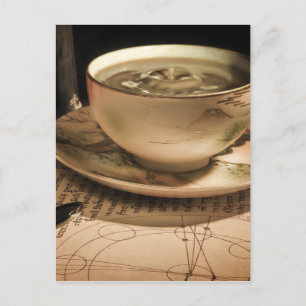 Cartão Postal Xícara de café steampunk em pires com relógio de b