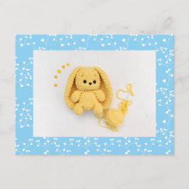 Cartão Postal Yellow Crochet Bunny with Blue Floral Frame