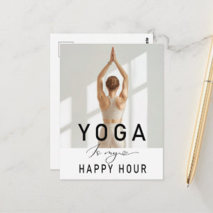 Cartão Postal Yoga é a minha hora feliz Mulher posando yoga