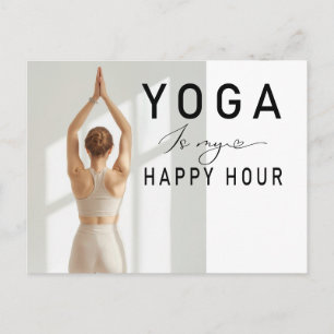 Cartão Postal Yoga é minha hora feliz Mulher posando yoga 