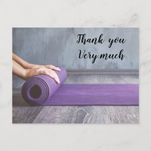 Cartão Postal Yoga mulher rola ioga mat