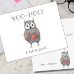Cartão Postal Yoo-hoo Heart Owl Eu Sinto Sua Falta De Professora<br><div class="desc">Esta doce coruja yoo-hoo está pronta para surpreender seus alunos (ou entes queridos!)! Receber e-mails é uma maneira especial e divertida de dizer a alguém que você sente falta e está pensando neles! Perfeito para professores de jovens estudantes em tempos de distanciamento social.</div>
