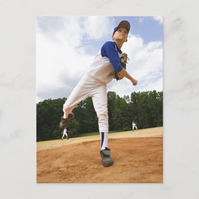Cartão Postal Young pitcher throwing baseball from mound (Frente)