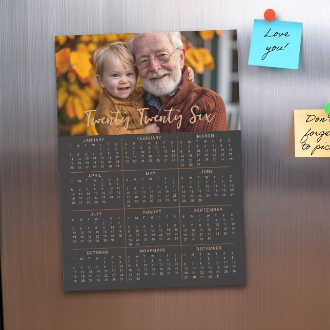 Cartão Preto de Ano de Cheio do Calendário de Foto (2026 Magnetic Photo Calendar by Darling & May)