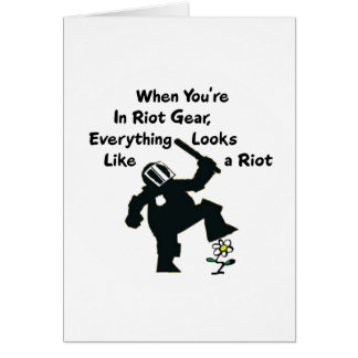 Cartão Quando no equipamento anti-motim tudo olhar como