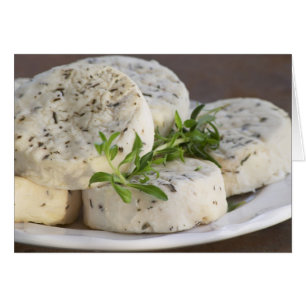 Cartão Queijo de cabra francês - chevre - com ervas em um