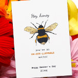 Cartão Querida, Dia de as mães De Bebê Do Marido<br><div class="desc">Faça sua esposa sorrir este ano com esta engraçada e adorável carta de Dia de as mães de mamangabas desenhada pela mão. O texto personalizável diz: "Ei, querida, você é uma mãe inacreditável" (UN-BEE-LIEVABLE). Faça-a rir com um trocadilho de abelha enquanto deixa sua senhora saber o quão especial ela é...</div>