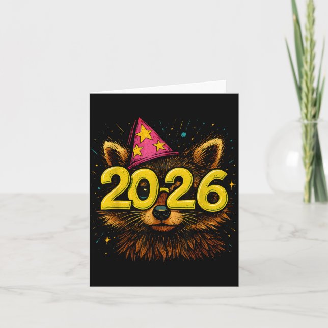 Cartão Raccoon 2026 Party Gles Funny New Year Celebration (Frente)