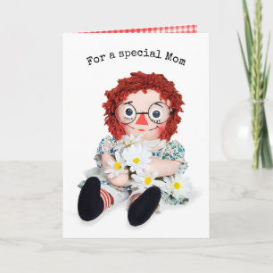 Cartão Rag Doll com Buquê de margarida para mamãe