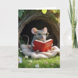 Cartão Rato de Aniversário Lendo um Livro Vermelho Em um