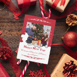 Cartão Red Script one Photo Christmas (Natal com um rotei<br><div class="desc">Este postal de Natal elegante, minimalista, vermelho e branco Feliz, com um guião manuscrito, apresenta um ponto para uma das suas fotografias pessoais favoritas e para a sua mensagem pessoal. Personalize a parte traseira da placa com seu texto especial. Ele pode ser enviado à família e aos amigos e é...</div>
