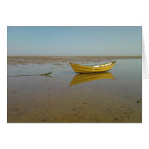Reflexão de um barco amarelo